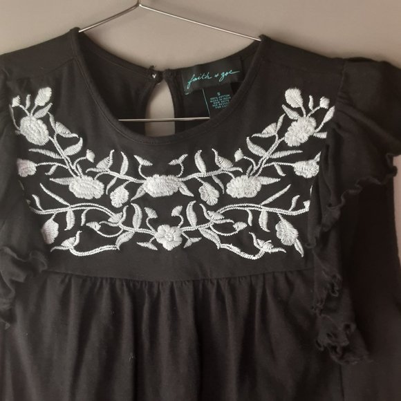 Faith & Zoe Black Short Ruffle Sleeve Shirt Blouse Size Small - Picture 4 of 8